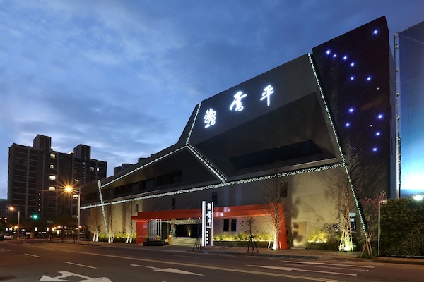 Front of property - evening/night