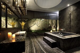 Deluxe-suite | Badeværelse | Gratis toiletartikler, hårtørrer, hjemmesko, håndklæder