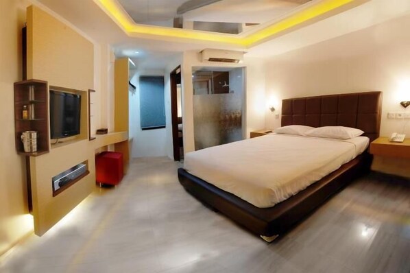 มินิบาร์, ตู้นิรภัยในห้องพัก, ห้องพักตกแต่งอย่างมีเอกลักษณ์, โต๊ะทำงาน