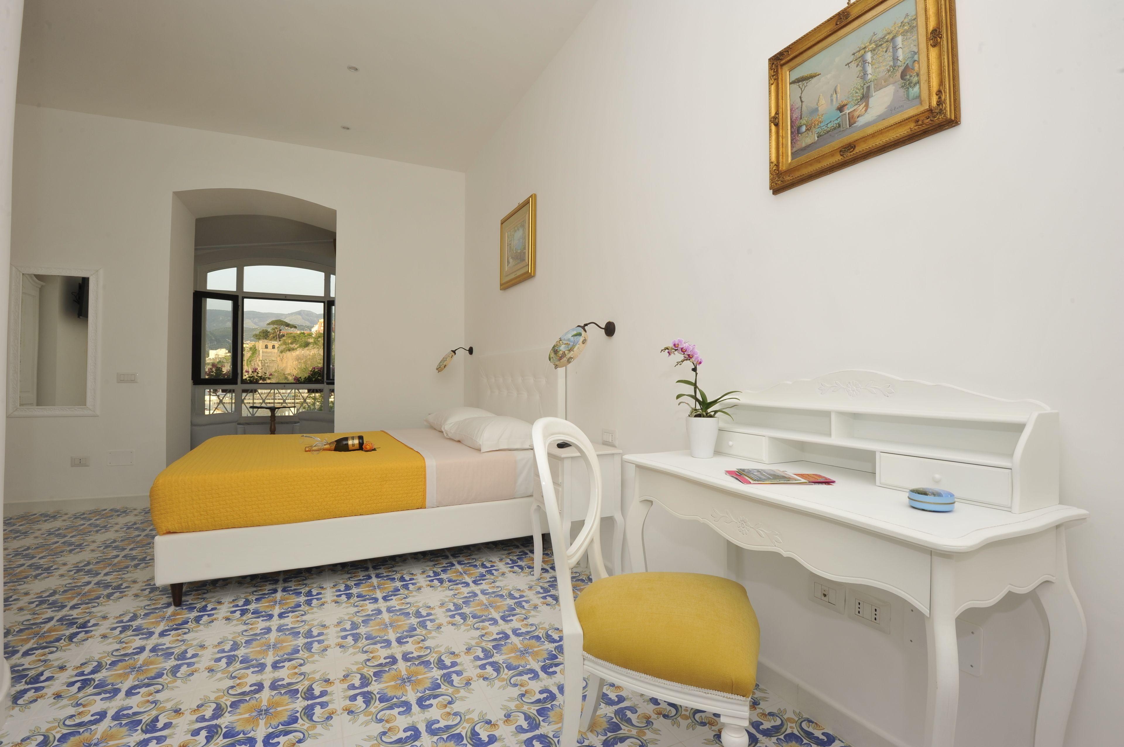 Un dormitorio con una cama, un escritorio y una silla.