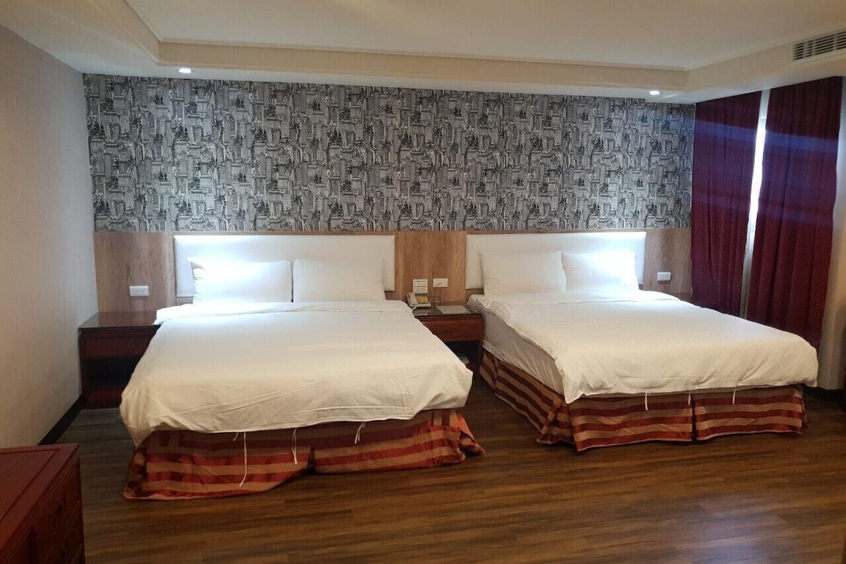 Värdeförvaringsskåp på rummet, skrivbord och mörkläggningsgardiner