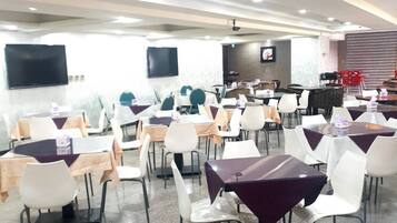 Café da manhã com buffet grátis todos os dias