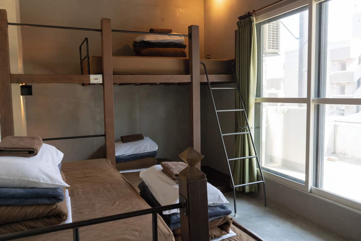 Habitación cuádruple económica, varias camas, baño compartido, vista a la ciudad | Ropa de cama hipoalergénica y caja de seguridad en la habitación