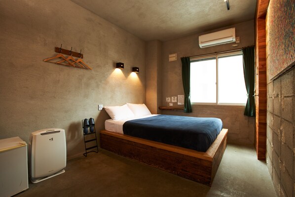 Economy Double Room, 1 Double Bed, Non Smoking, Shared Bathroom | Room amenity