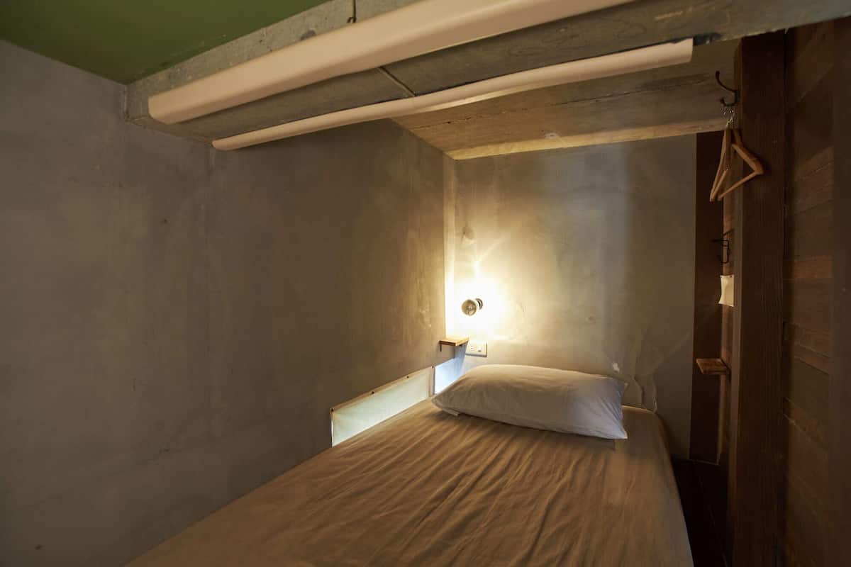 Asrama Umum Ekonomi, hanya perempuan, Bebas Asap Rokok, kamar mandi umum (10 beds) | Seprai antialergi, brankas, dan didekorasi berbeda-beda