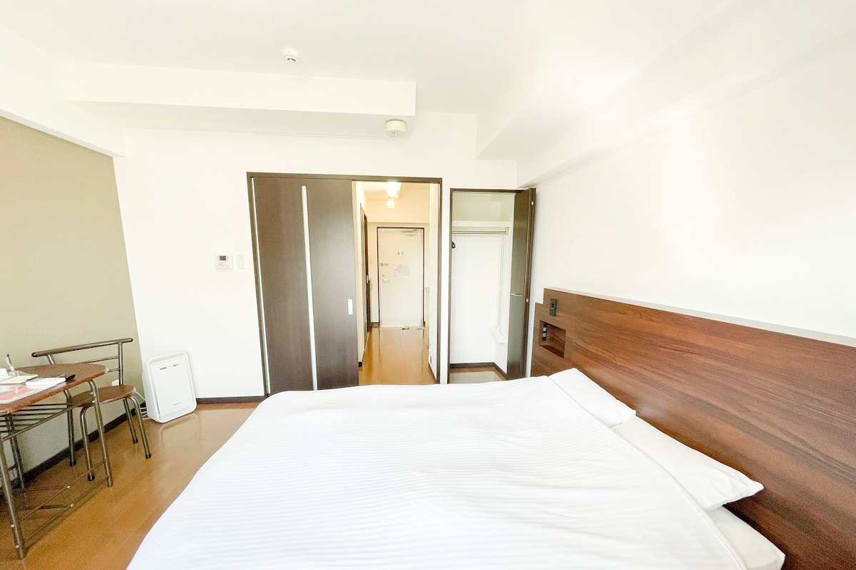 1 bedroom, desk, laptop workspace, blackout drapes