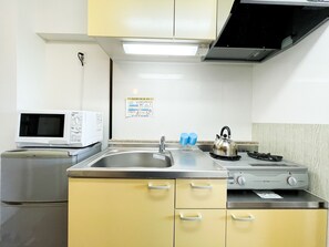 Kühlschrank, Mikrowelle, Herdplatte