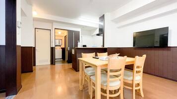 Deluxe Room | Desk, laptop workspace, blackout drapes, soundproofing