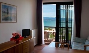 Apartment, 1 Bedroom, Lake View | 1 bedroom, in-room safe, cribs/infant beds - Virgilio Residence (Sirmione)