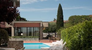 Outdoor pool, sun loungers - Virgilio Residence (Sirmione)