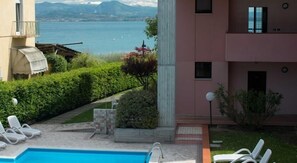 Een buitenzwembad en ligstoelen