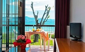 Apartment, 1 Bedroom, Lake View | 1 bedroom, in-room safe, cribs/infant beds - Virgilio Residence (Sirmione)