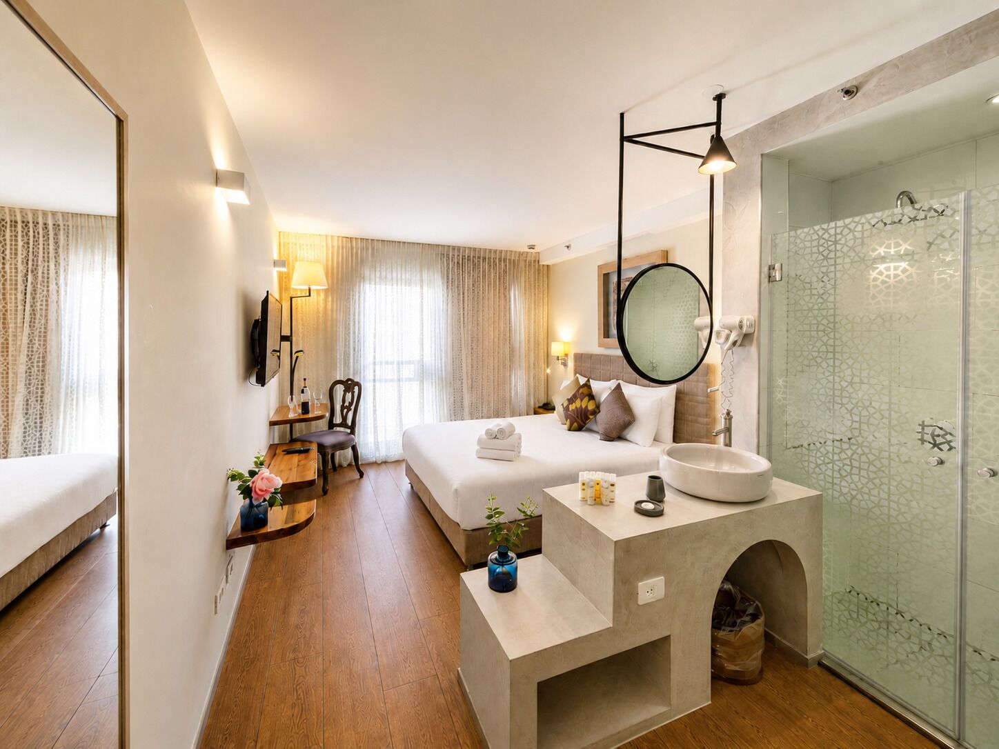 Phòng phong cách cổ điển, ban công, quang cảnh thành phố | Bộ đồ giường kháng dị ứng, minibar, két bảo mật tại phòng 