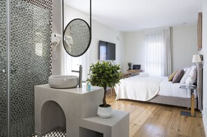 Superior Double or Twin Room, Balcony, City View | Hypo-allergenic bedding, minibar, in-room safe, soundproofing - Margosa Hotel (Tel Aviv)