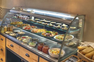 Se ofrece un desayuno bufé todos los días (por un coste adicional)