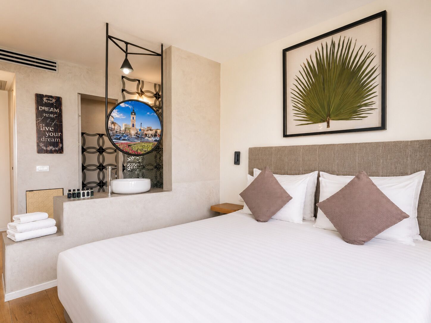 Ropa de cama hipoalergénica, minibar, caja fuerte