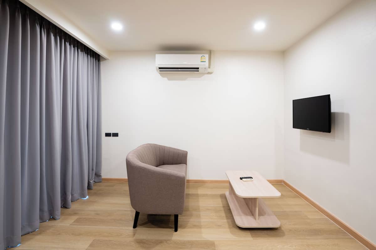 grand double room | minibar, in-room safe, individually decorated, desk