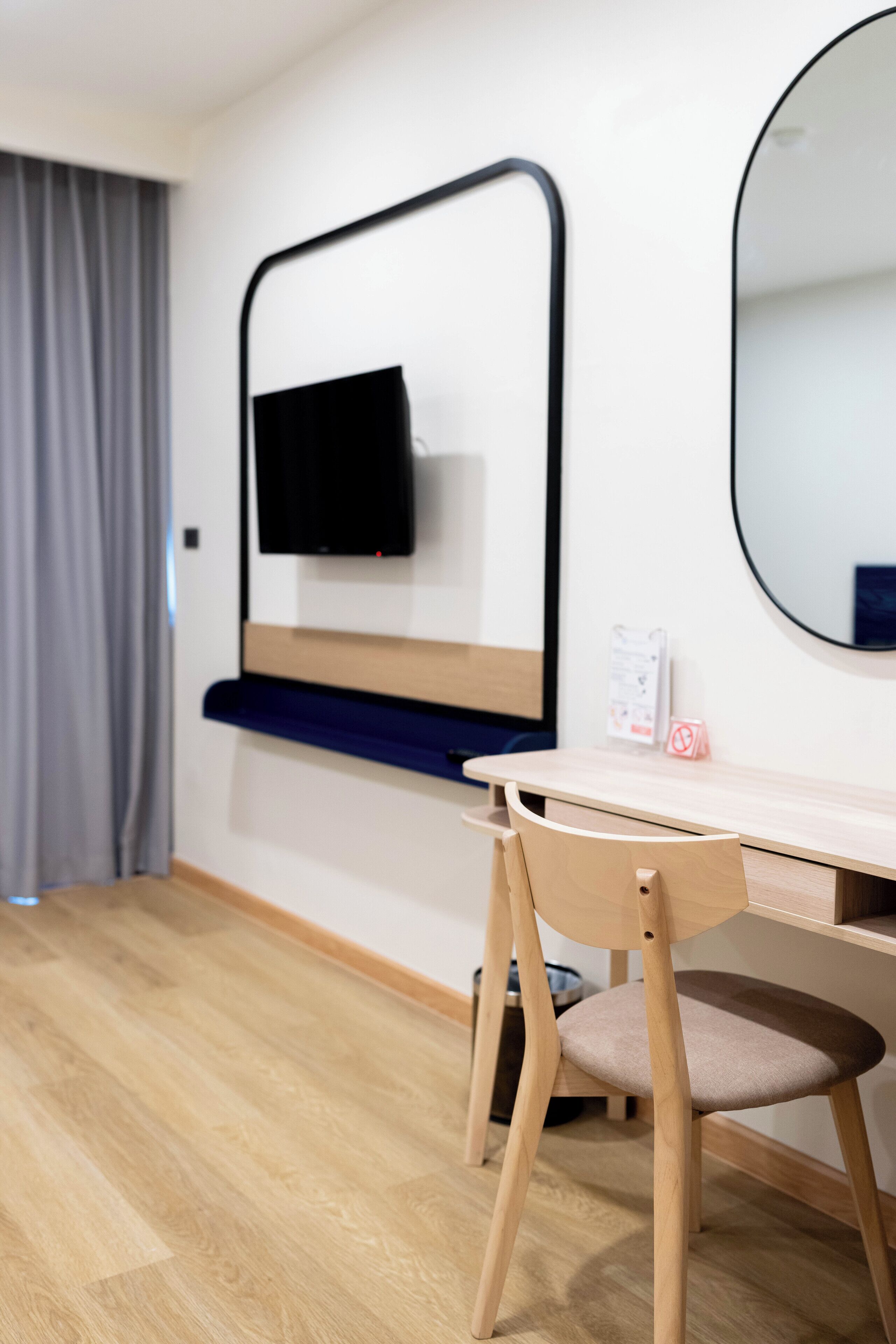 deluxe twin room | minibar, in-room safe, individually decorated, desk