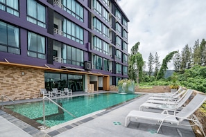 Outdoor pool, sun loungers - CA Hotel and Residence Phuket (Ratsada)