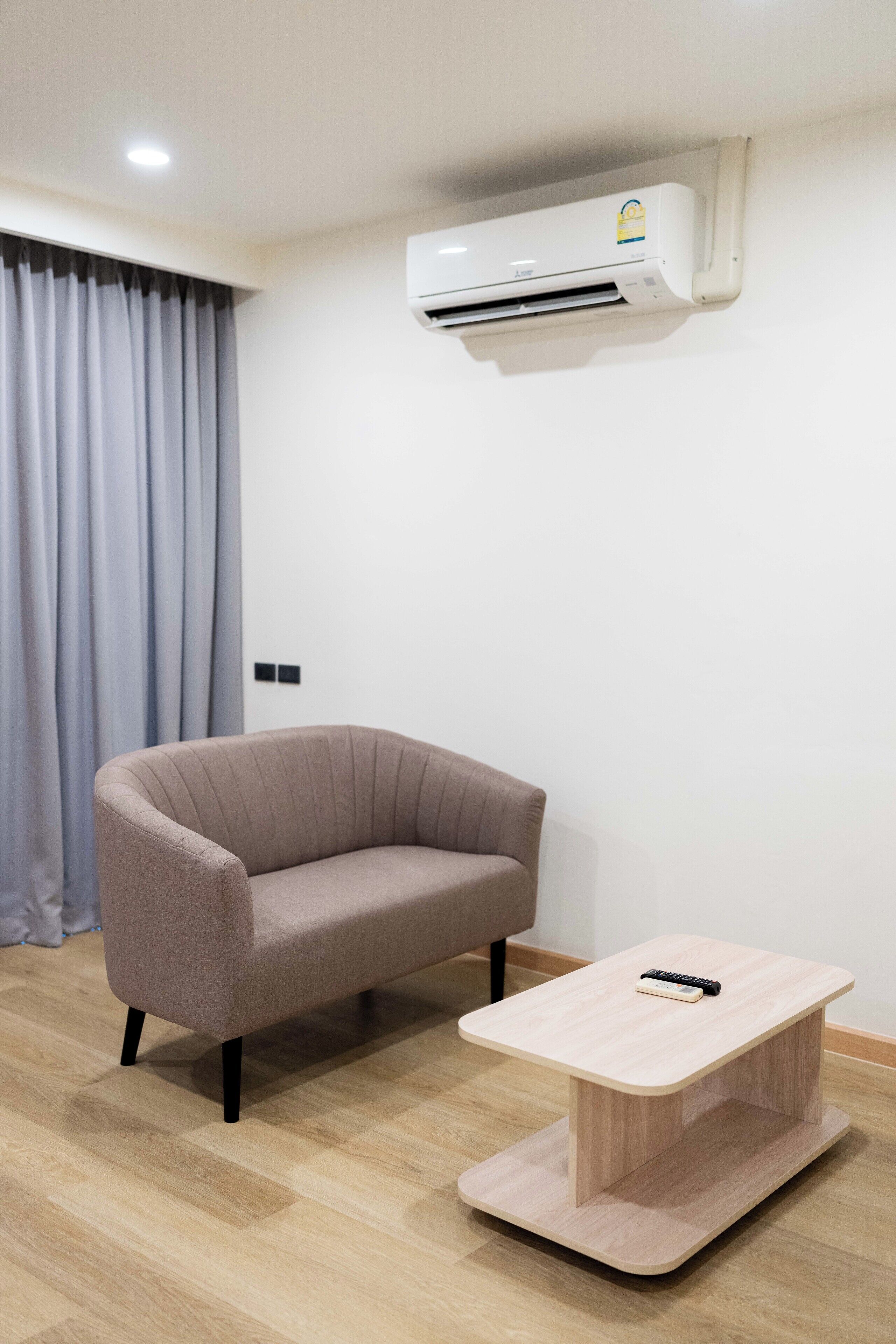 grand deluxe twin room | minibar, in-room safe, individually decorated, desk