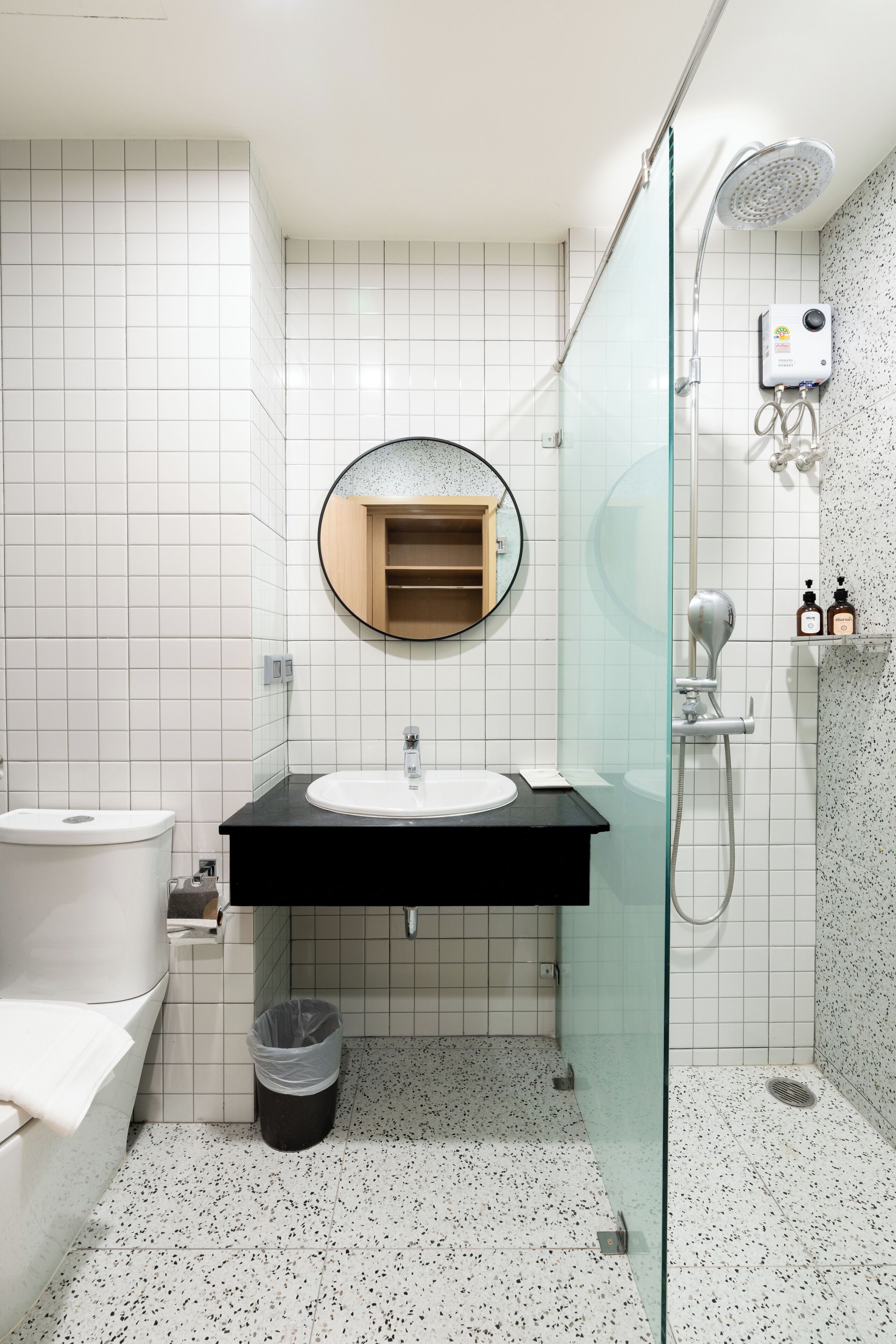 deluxe twin room | bathroom | shower, free toiletries, hair dryer, towels