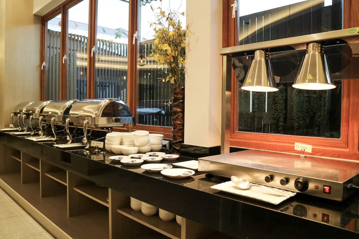 breakfast, lunch, dinner served; thai cuisine