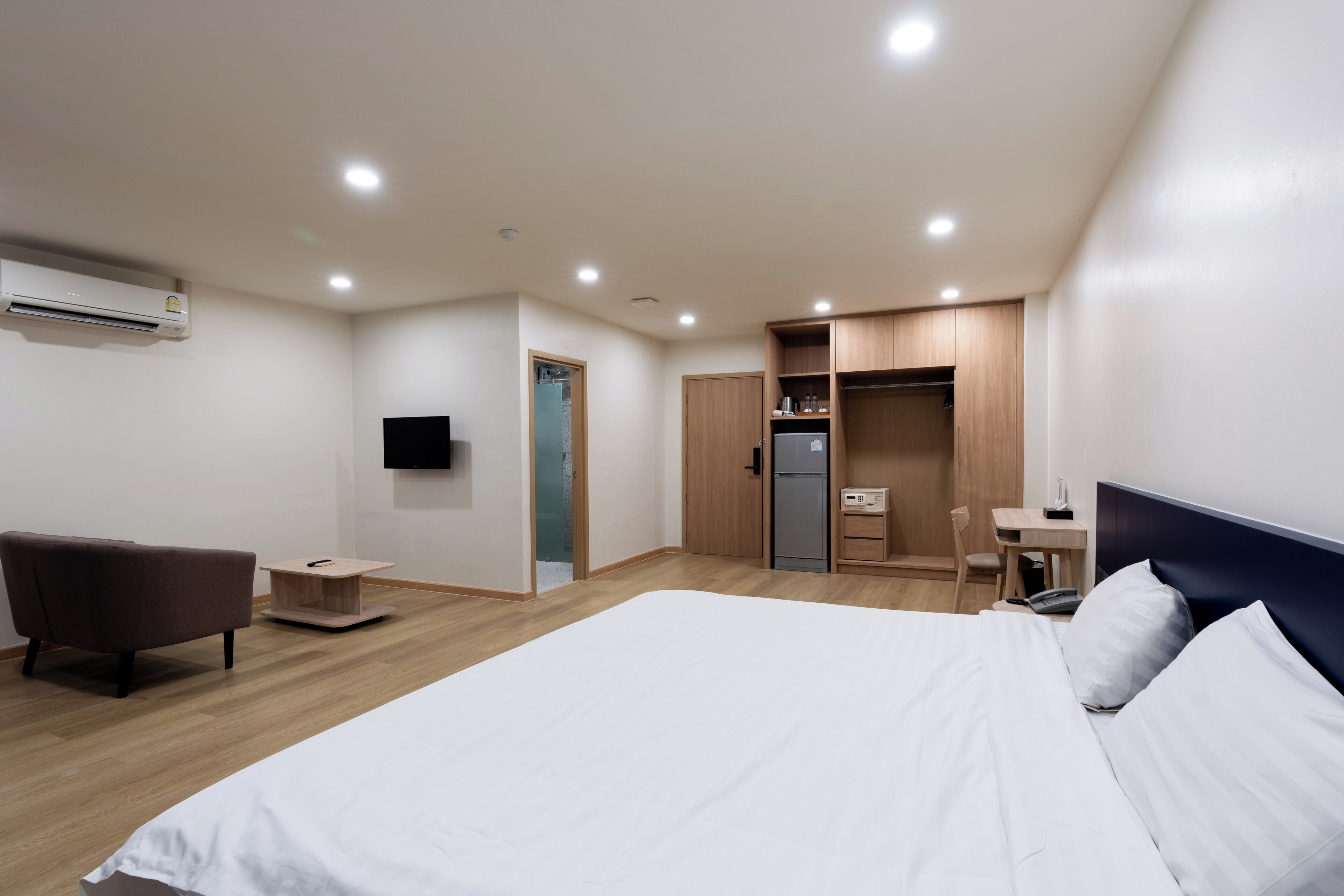 grand double room | minibar, in-room safe, individually decorated, desk