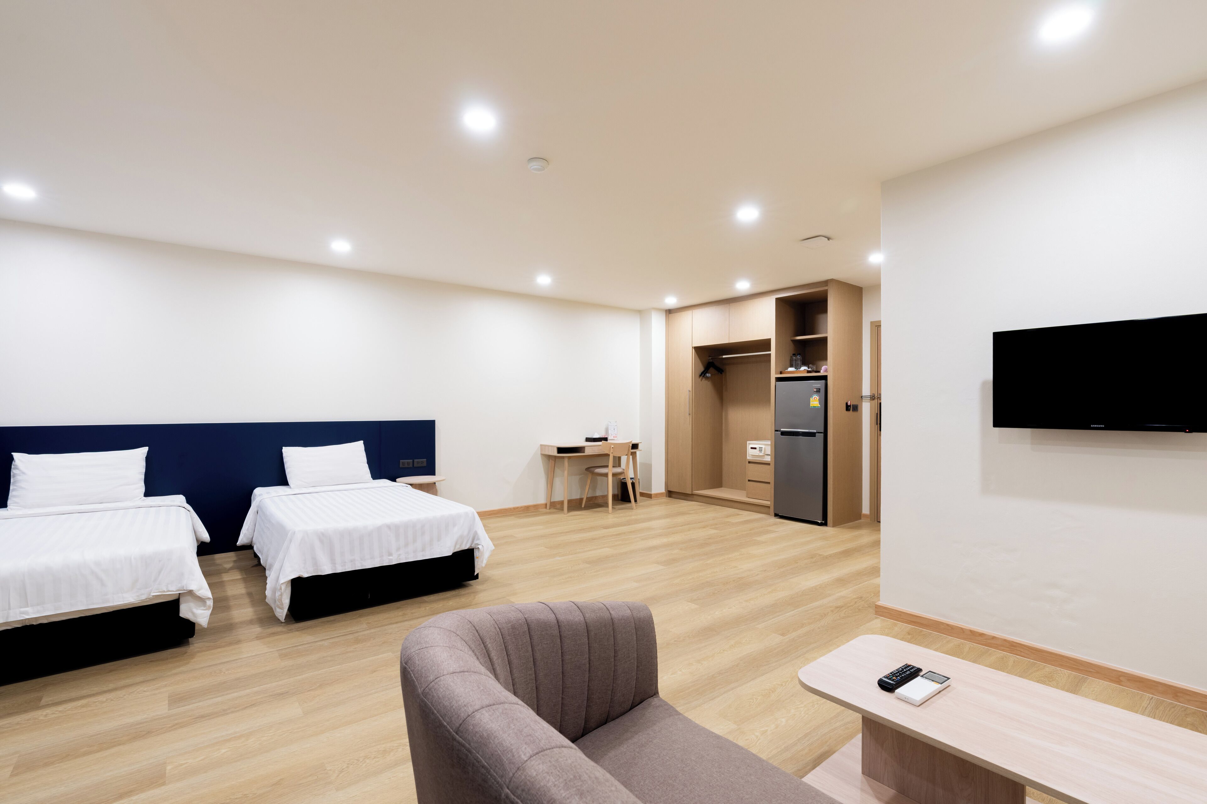 grand deluxe twin room | minibar, in-room safe, individually decorated, desk