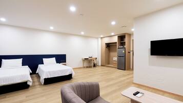 Grand Deluxe Twin Room | Minibar, in-room safe, individually decorated, desk