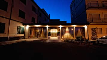 Fassade der Unterkunft – Abend/Nacht