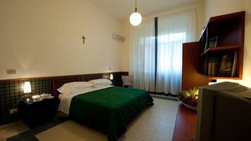 Zimmersafe, Schreibtisch, Babybetten, Zustellbetten