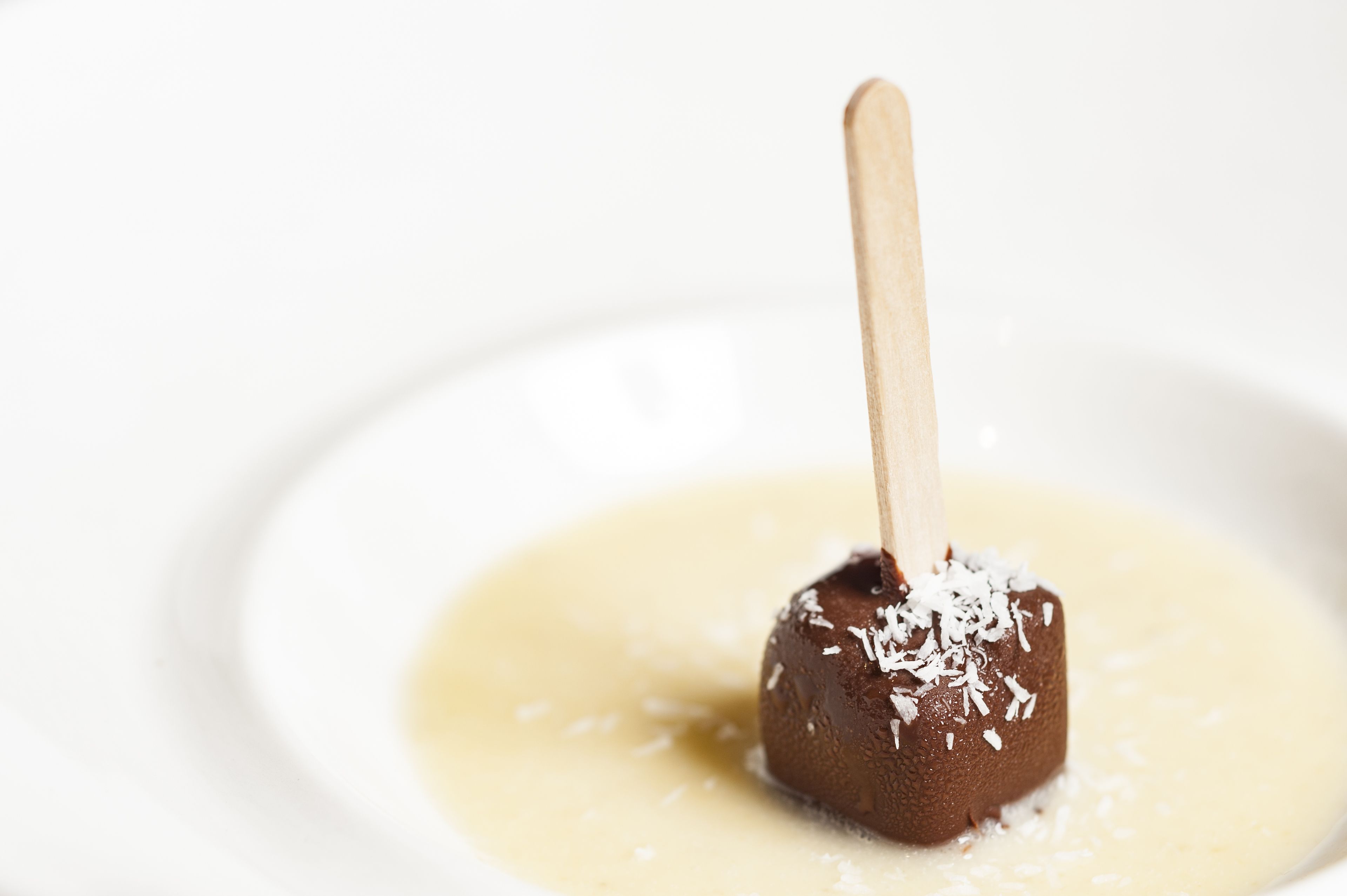 Eine Eisdiele mit cremiger Soße und Kokosraspeln.