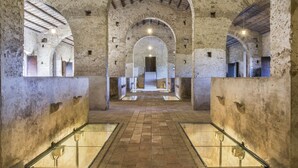 Un interior amb sostres arquejats i un espai central obert.