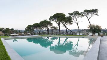 Piscine extérieure (ouverte en saison), parasols de plage