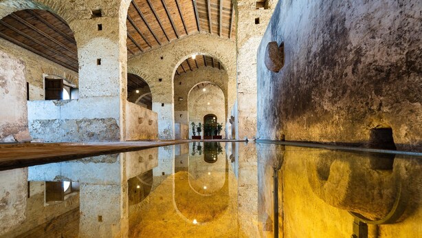 Un interior amb sostres apuntats, un paviment reflectant i parets de pedra.