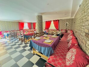 2 restaurants servant le petit déjeuner, spécialités Cuisine marocaine