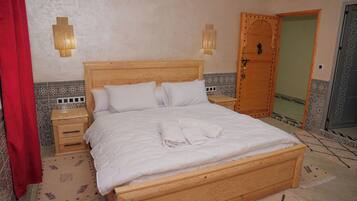 Dobbeltværelse med dobbeltseng eller 2 enkeltsenge - privat badeværelse | Mørklægningsgardiner, gratis Wi-Fi