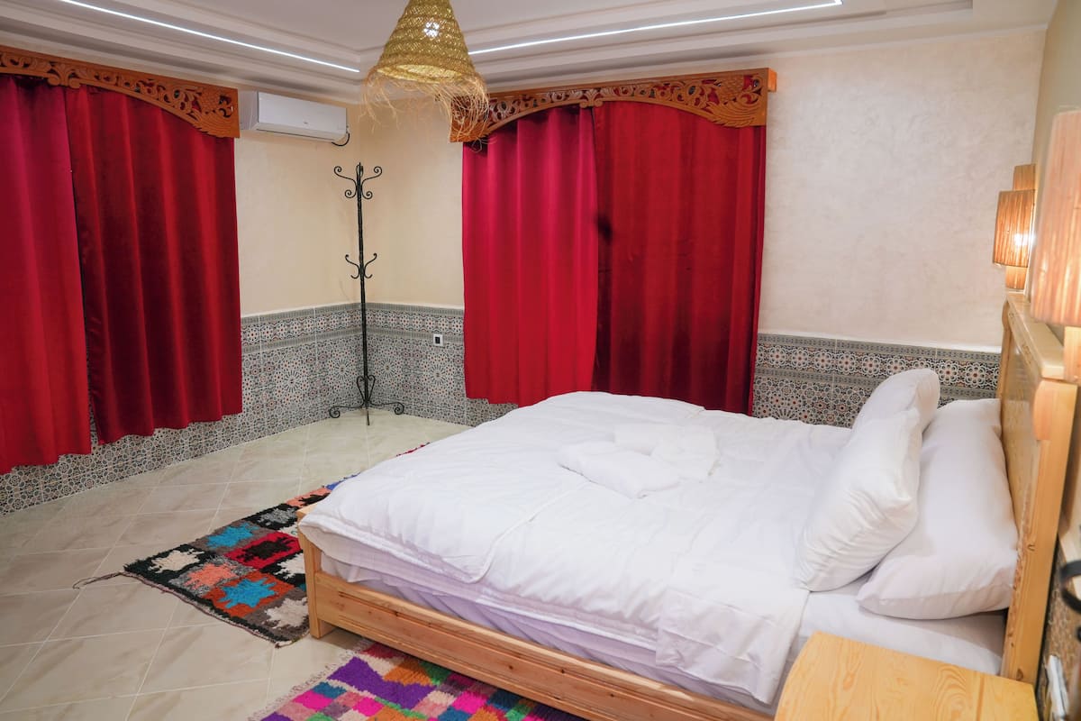 Doppel- oder Zweibettzimmer, eigenes Bad