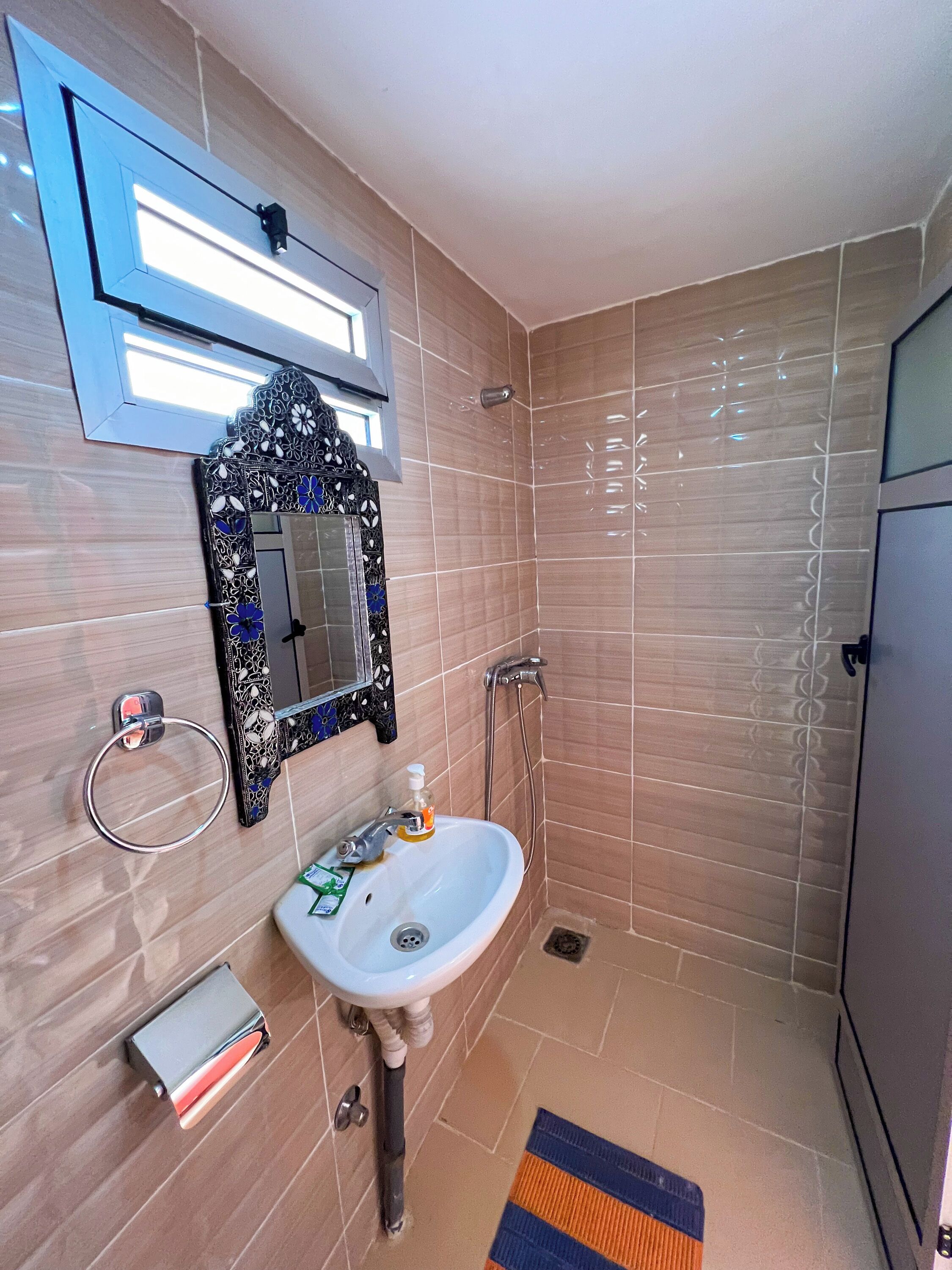 Driepersoonskamer, privébadkamer | Badkamer | Een douche, een haardroger, handdoeken