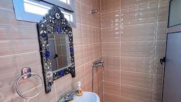 Driepersoonskamer, privébadkamer | Badkamer | Een douche, een haardroger, handdoeken