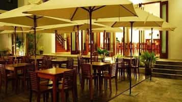 Melayani sarapan, makan siang, makan malam; dengan pemandangan taman