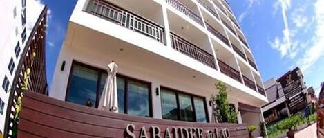 Un hôtel à plusieurs étages, doté de balcons et d’une enseigne sur laquelle on peut lire : « Sabaidee @ LAX ».