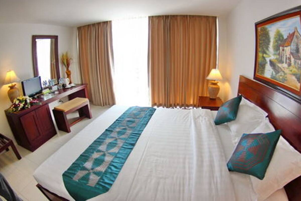 Classic Double Room, 1 Double Bed | Minibar, in-room safe, blackout drapes, WiFi (free)