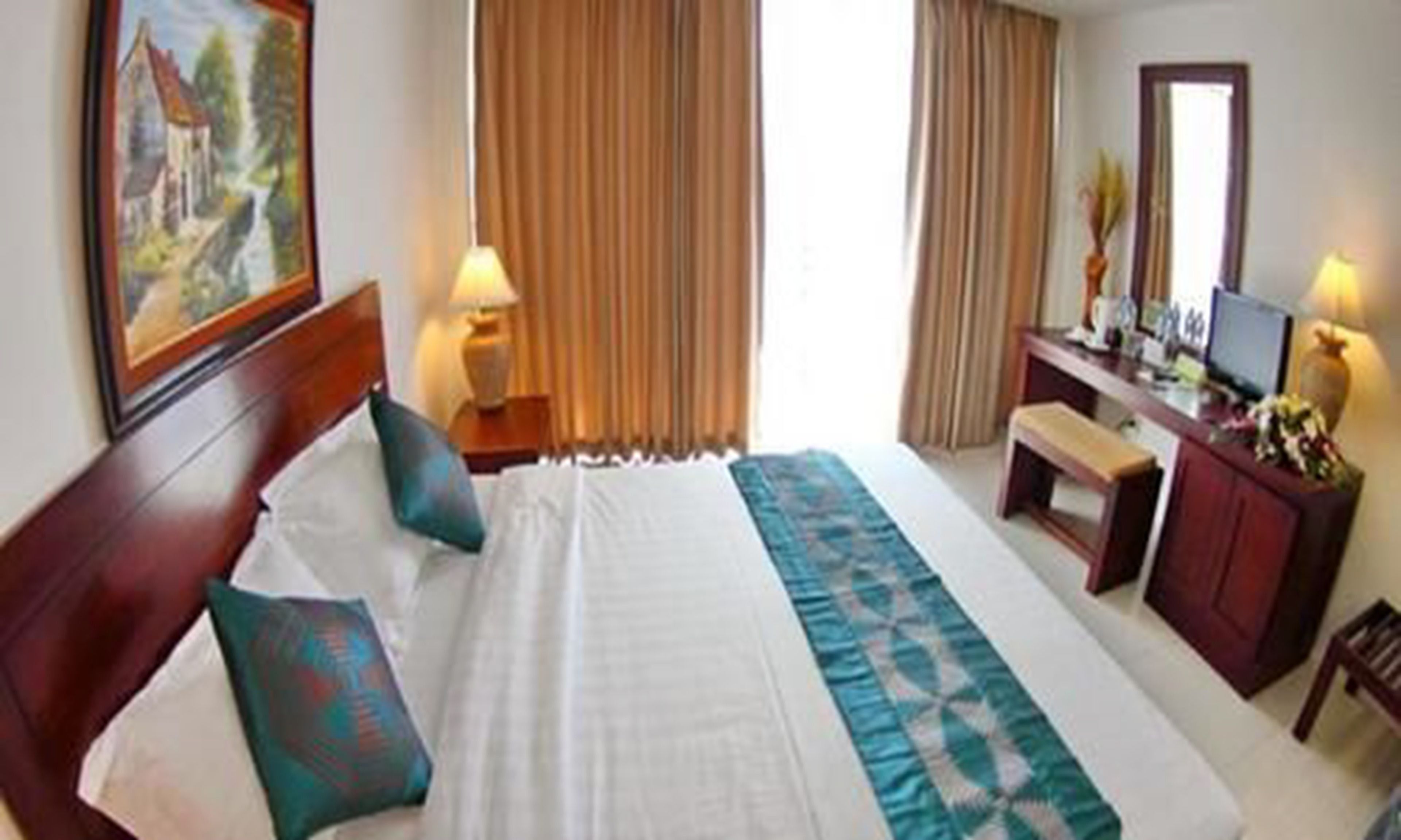classic double room, 1 double bed | minibar, in-room safe, blackout curtains, free wifi