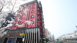 A red hotel building with a sign reading "HOTEL 500". - 500th Hotel (Mokpo)