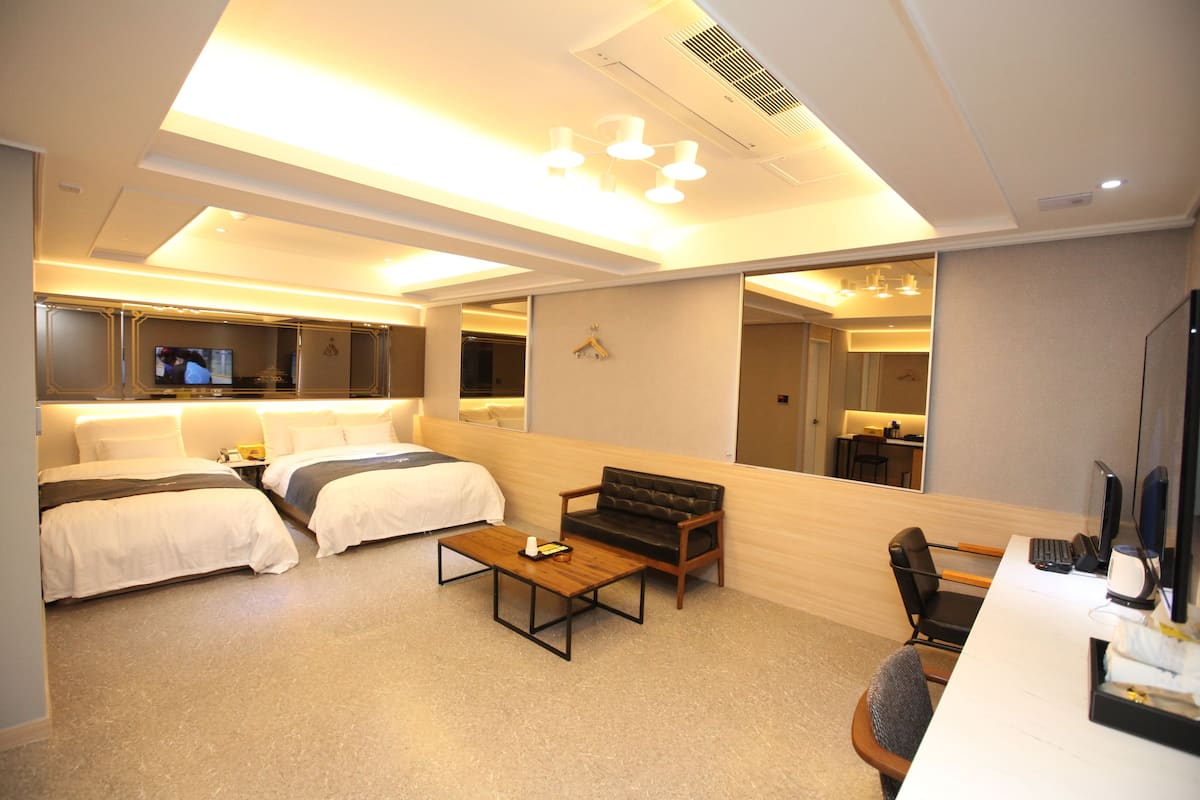 Suite Twin Room | Escrivaninha, Wi-Fi de cortesia