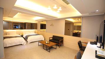 Suite Twin Room | Desk, free WiFi