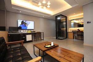 Suite Twin Room | Área de estar | TV de tela plana