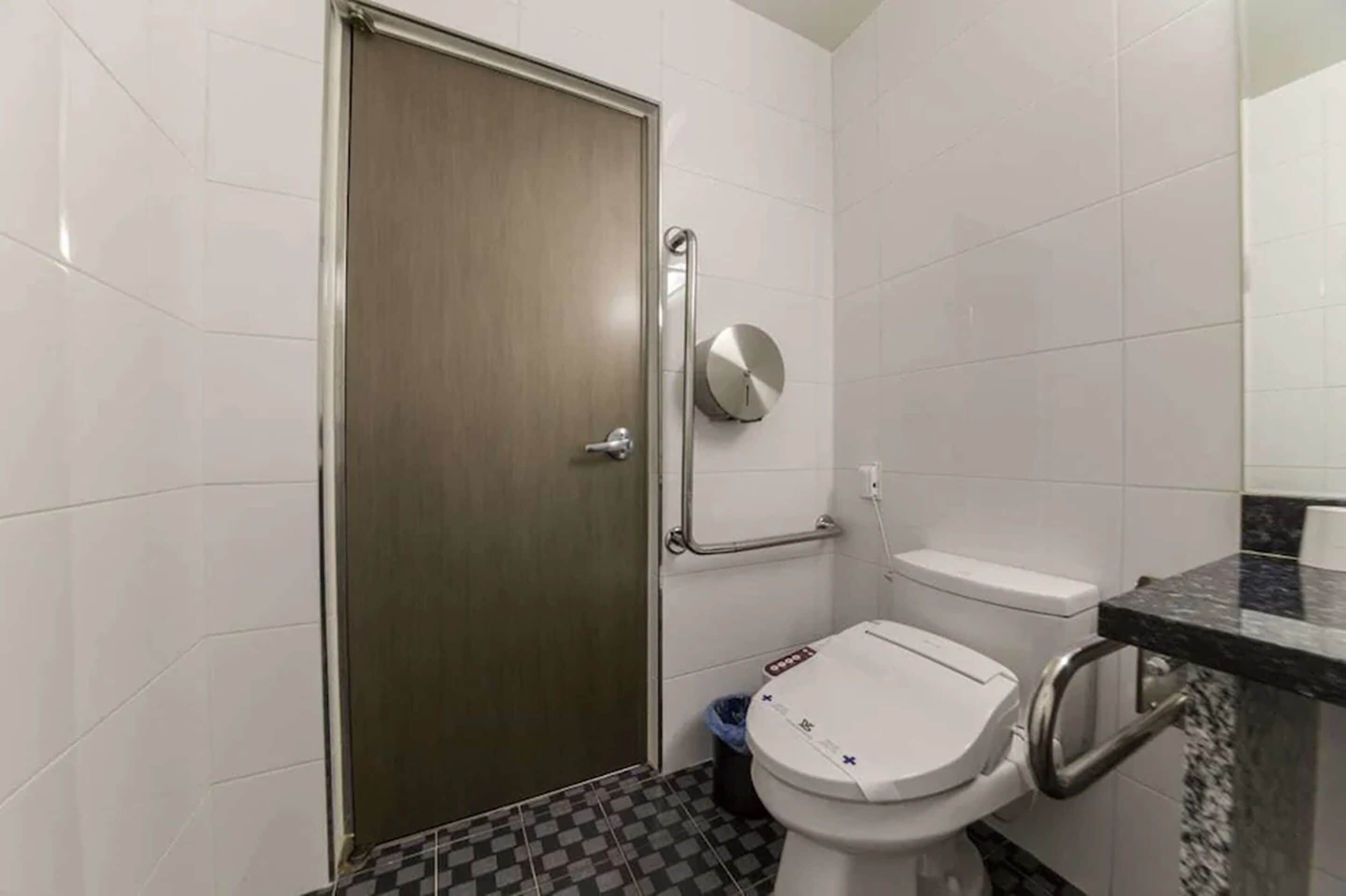 Combined shower/bathtub, deep-soaking bathtub, free toiletries