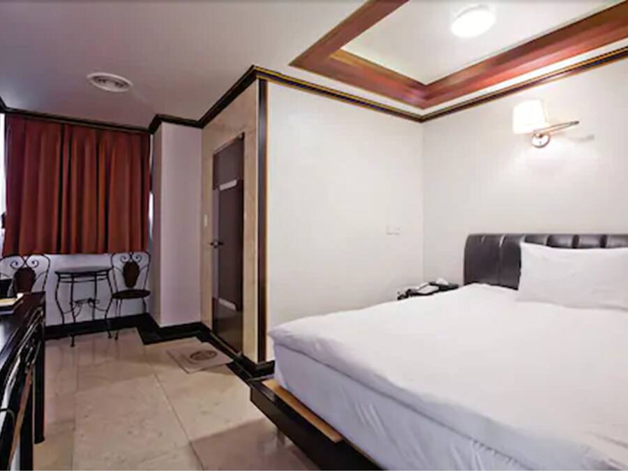 Caja fuerte, cortinas opacas, sistema de insonorización y wifi gratis